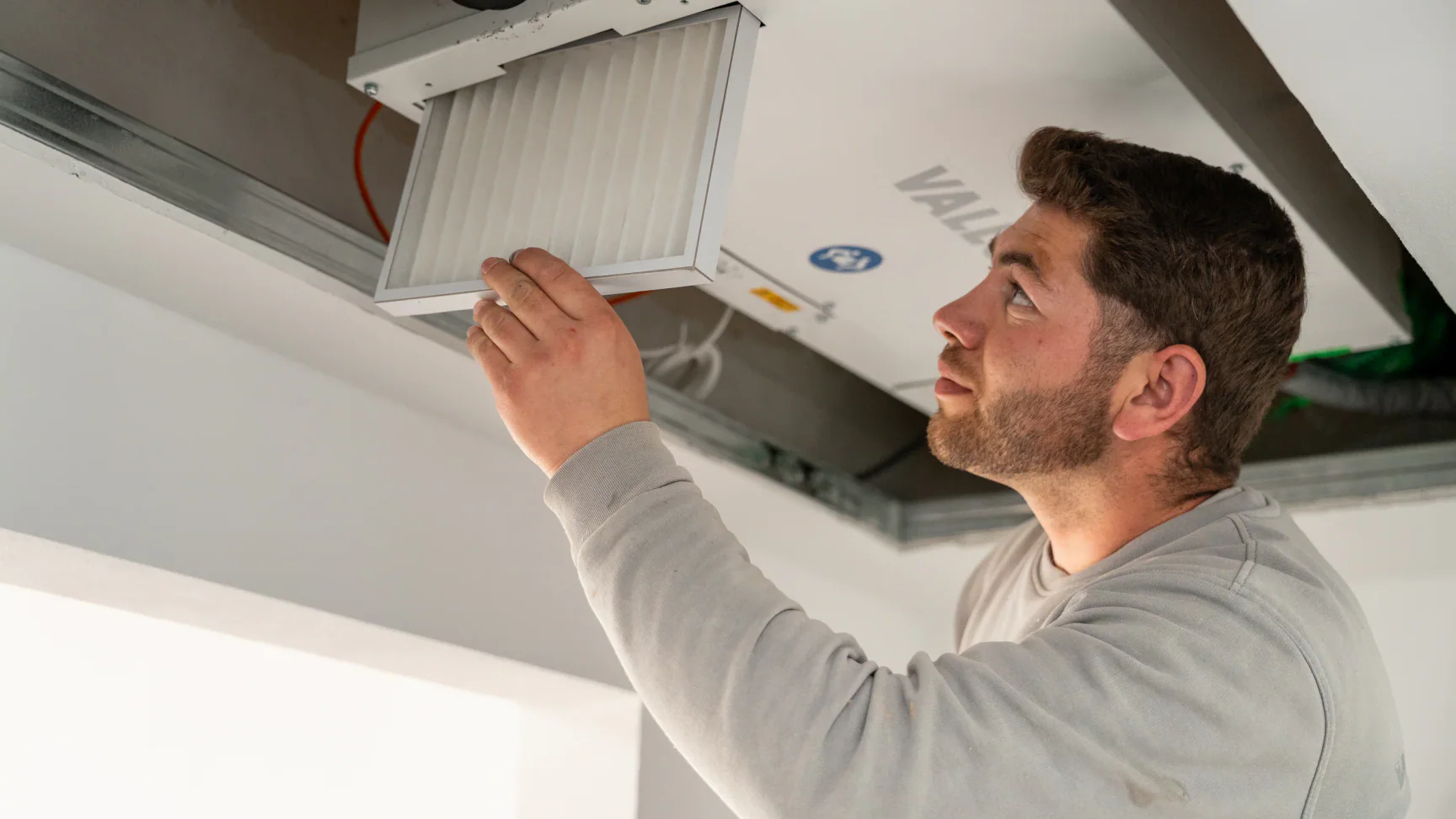 Arbeit an einer Deckeninstallation für Haustechnik